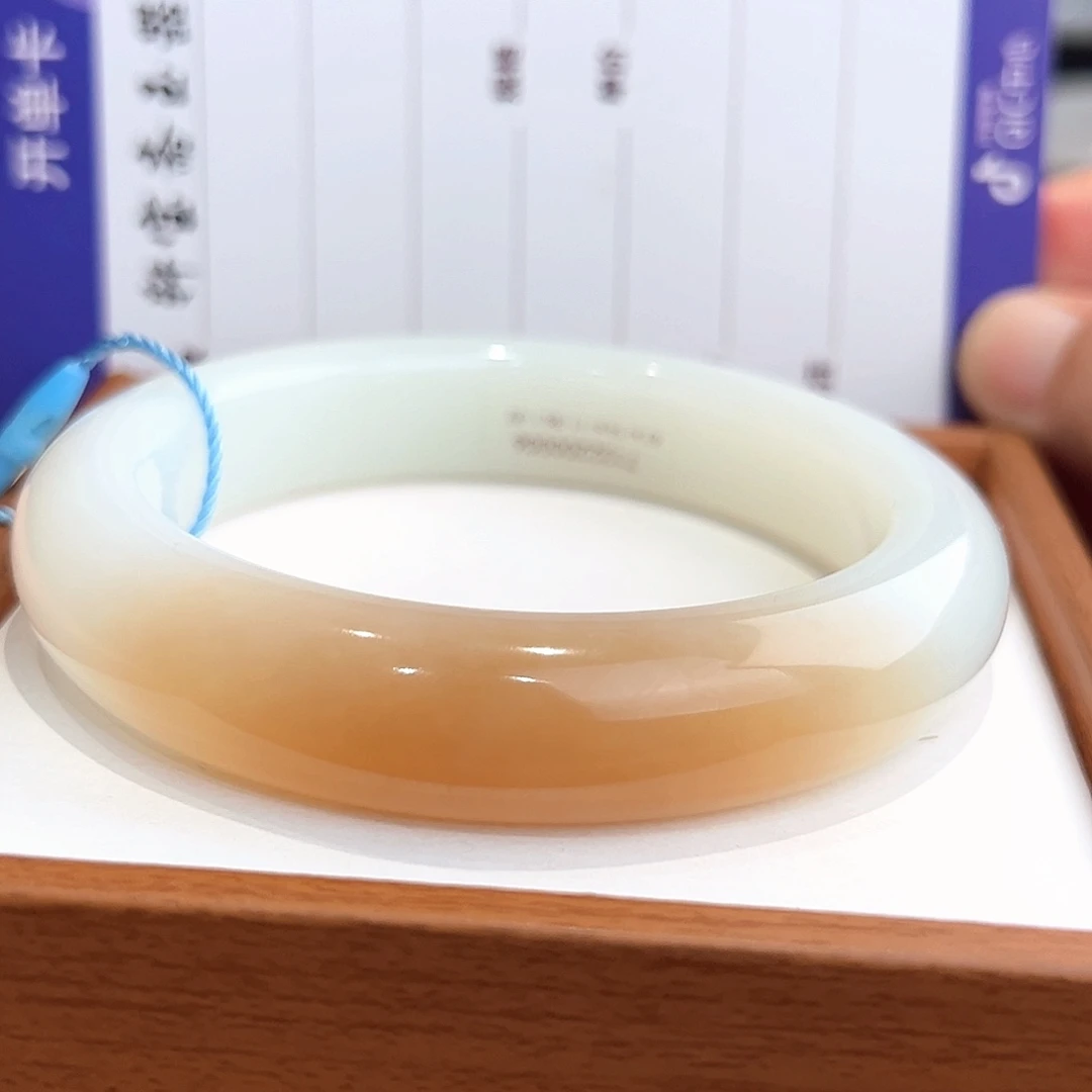 梨***园和田玉未镶嵌手镯