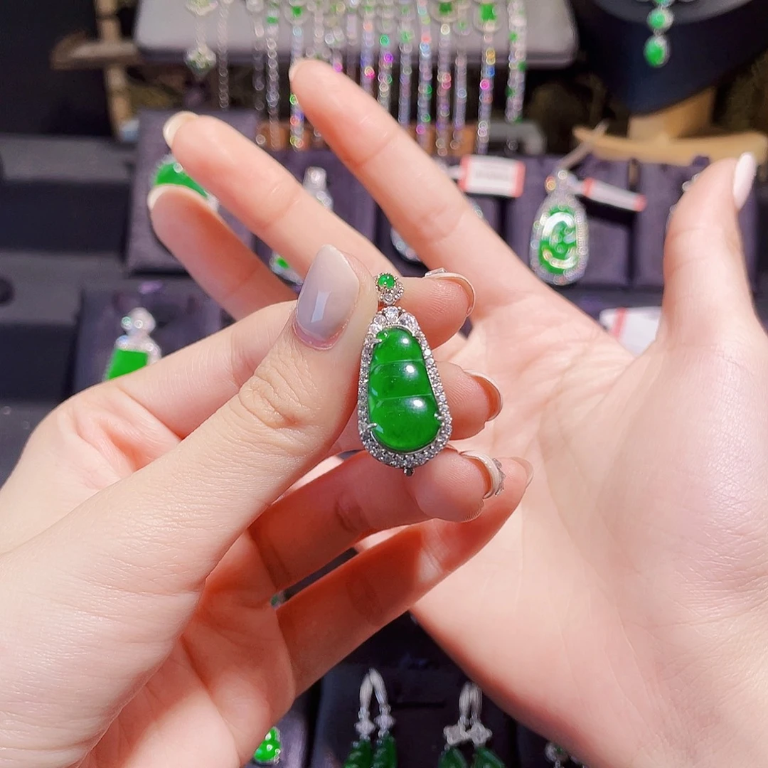 纾***️翡翠银S925镶嵌颈饰福豆