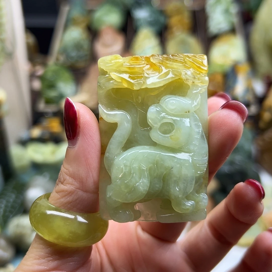 岫玉未镶嵌颈饰花玉老虎