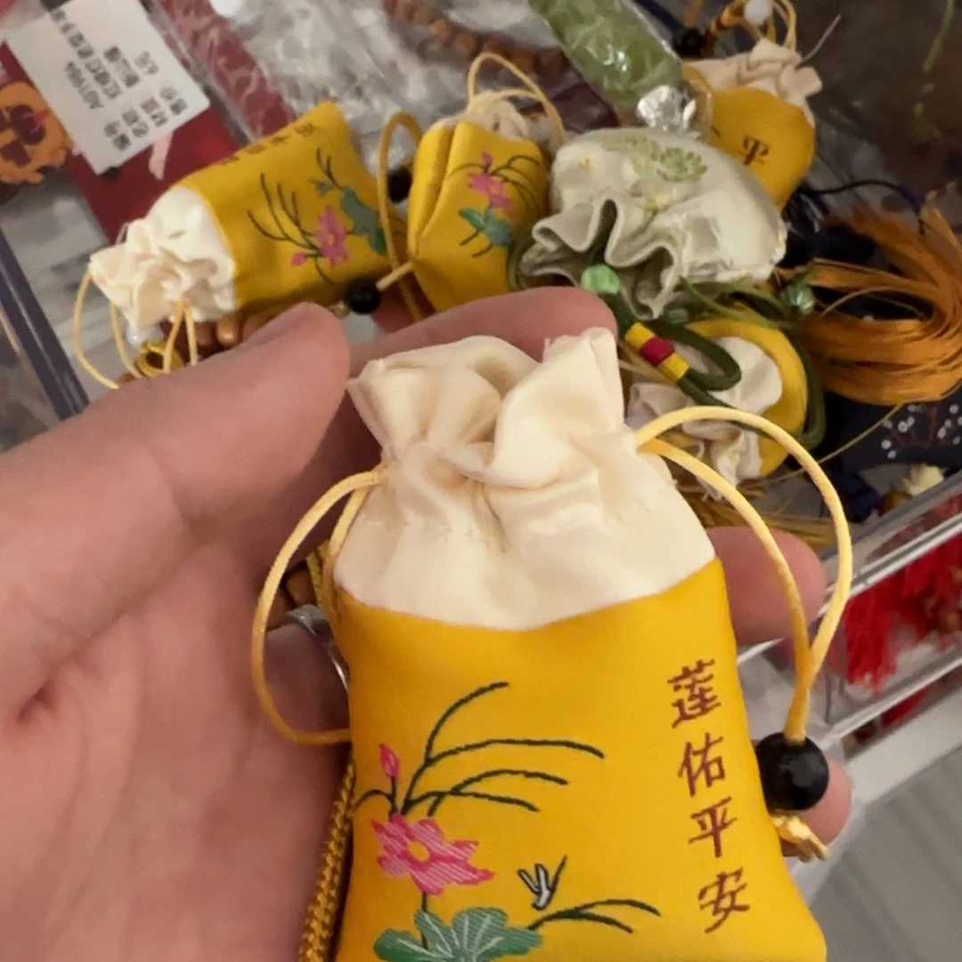 紫檀木类书柜缅花香囊 黄色的