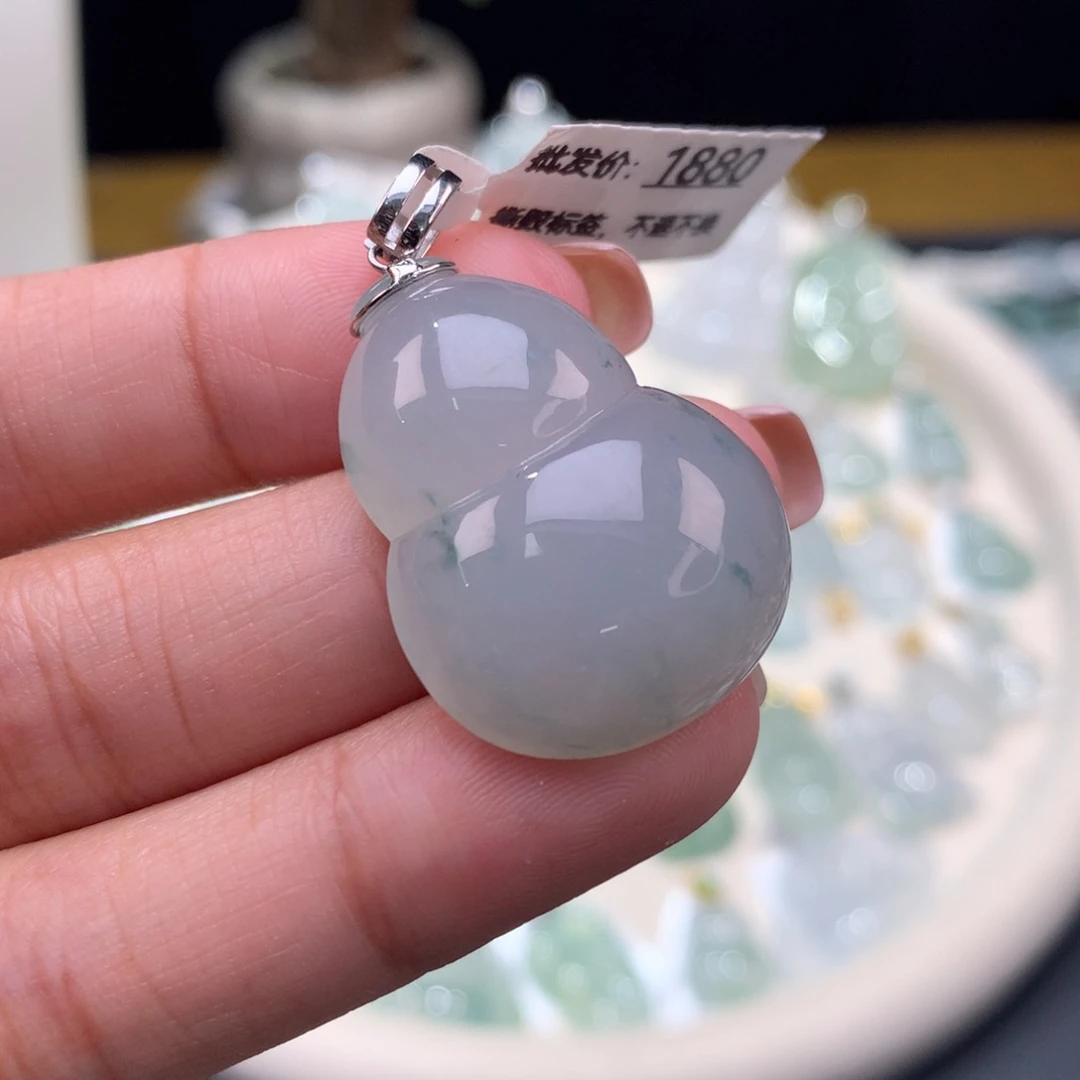 颈饰18K金镶嵌翡翠葫芦