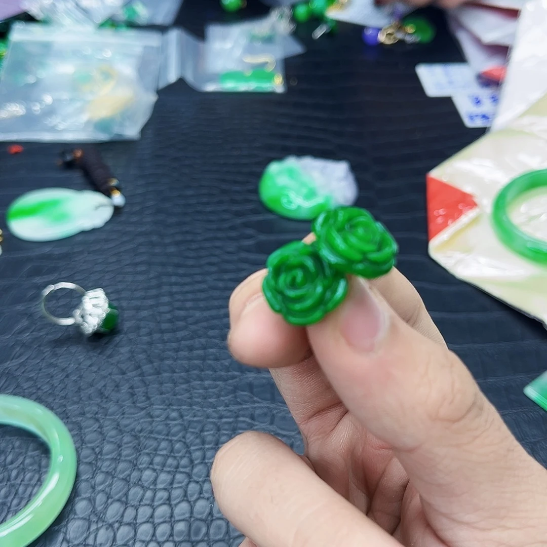 翡翠手镯未镶嵌多样性