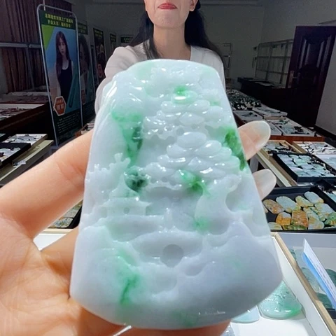 翡翠未镶嵌颈饰一个