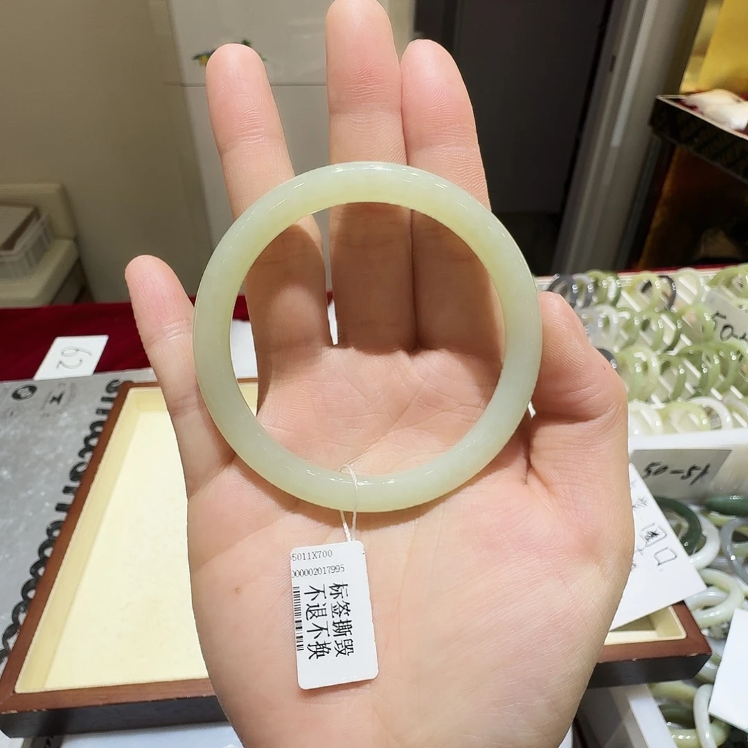 七***乐和田玉未镶嵌手镯275