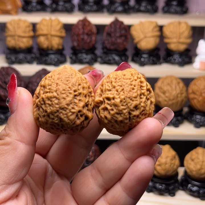 文玩核桃吊坠23w蚂蚁纹绣球