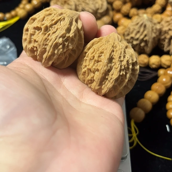 文玩核桃把件41左右灯笼，对歪微瑕，编号044