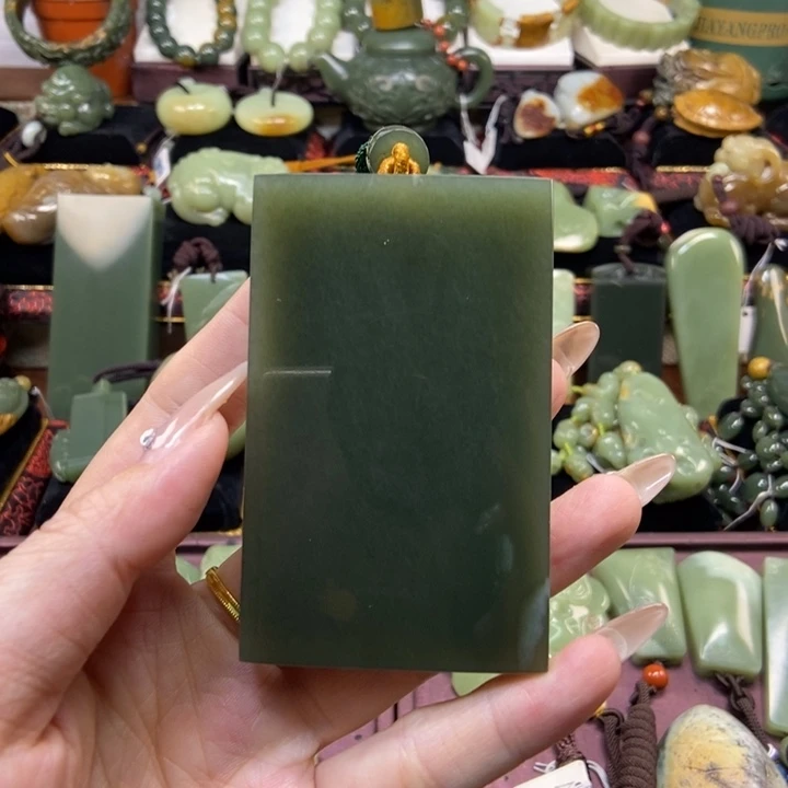 未镶嵌岫岩老玉（透闪石质玉）把件
