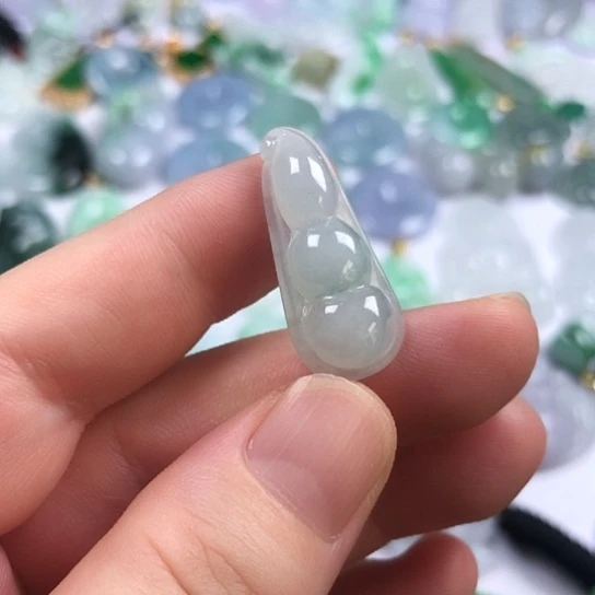 翡翠未镶嵌颈饰福豆