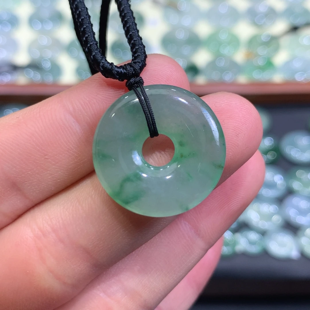 翡翠颈饰未镶嵌平安扣