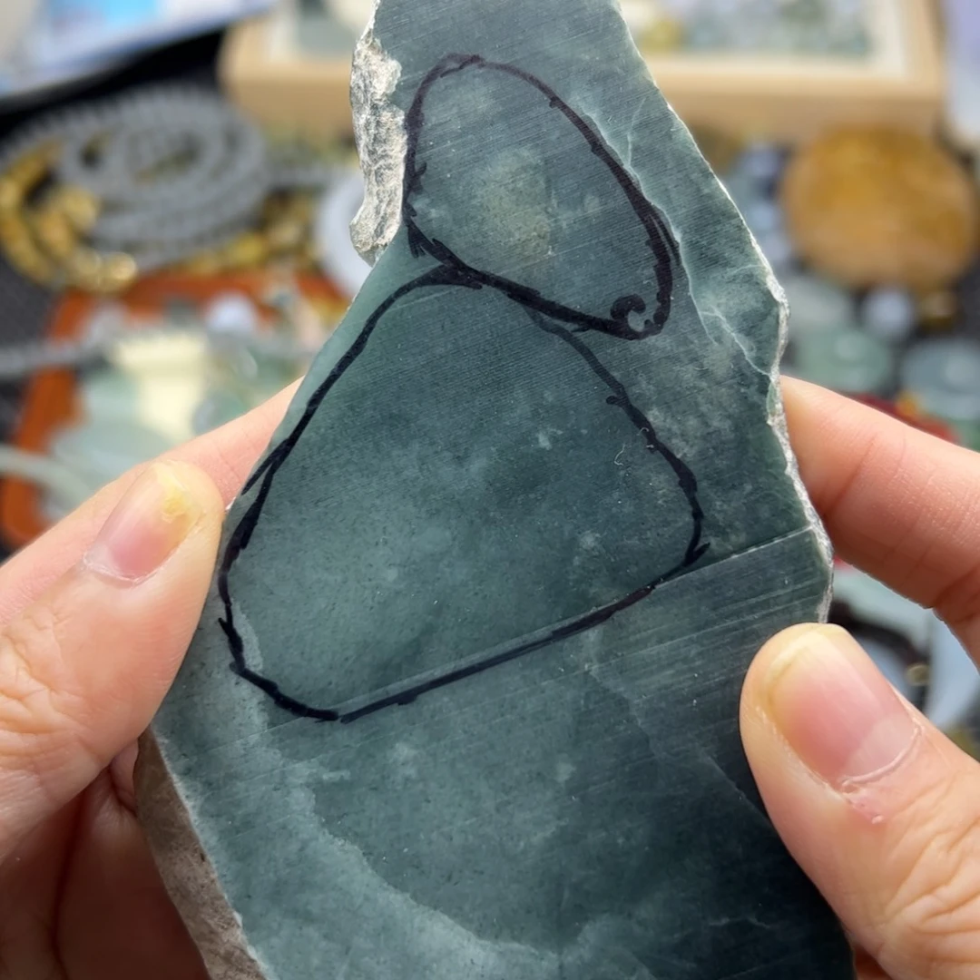 颈饰未镶嵌翡翠毛料