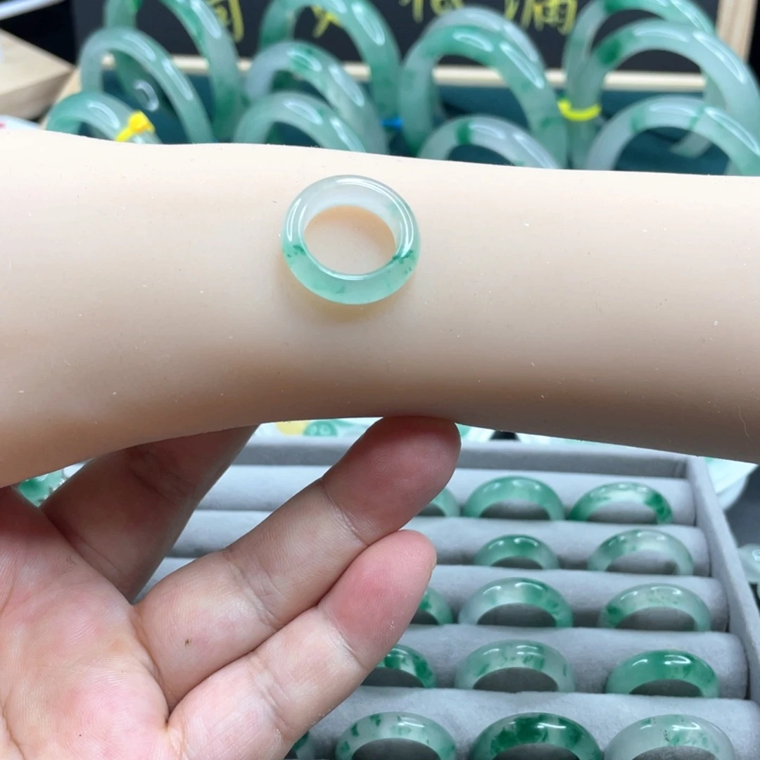 刃***蘅未镶嵌石英质玉戒圈