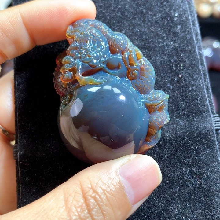 琥珀颈饰未镶嵌红蜜绿膜雕刻件龙如意