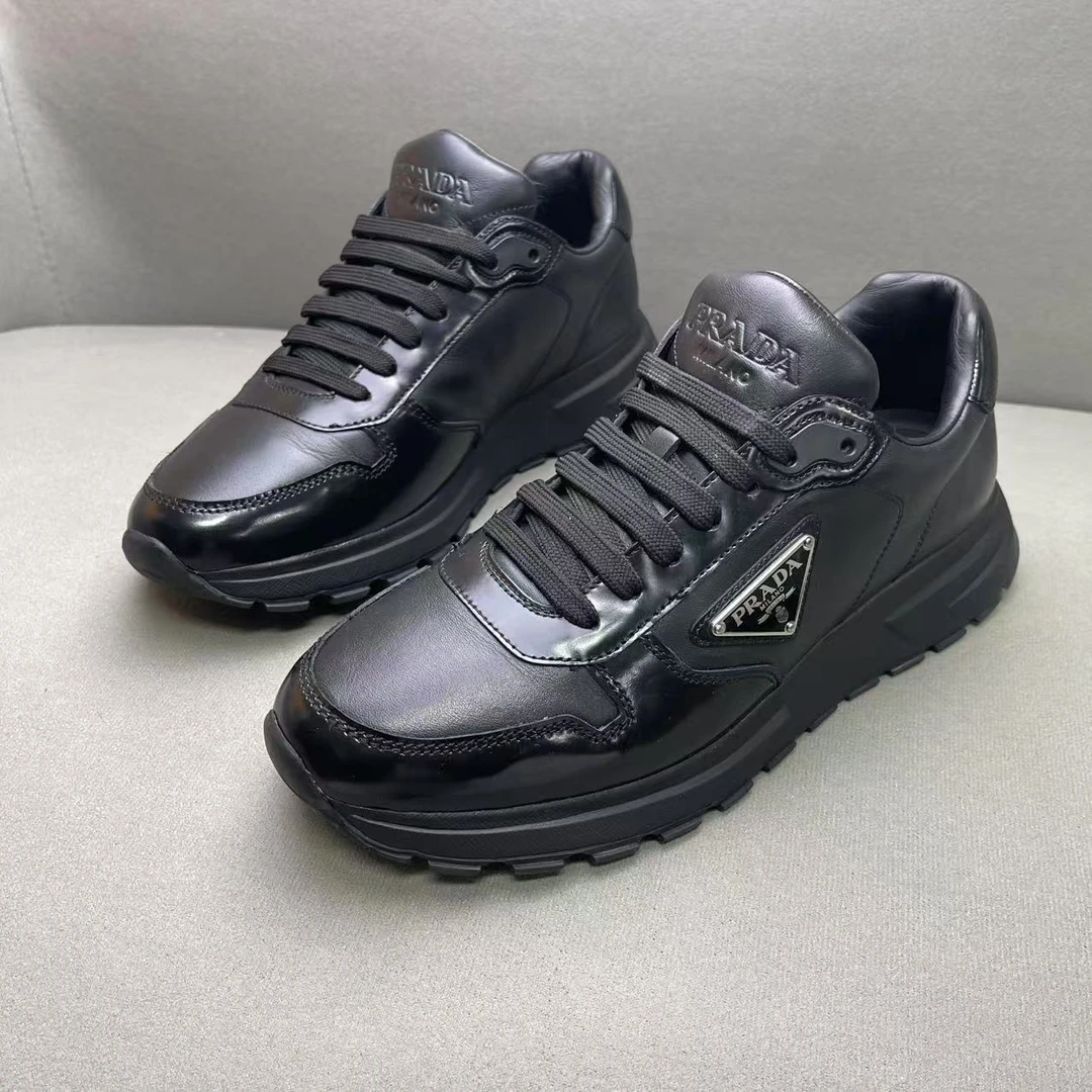 95新 Prada/普拉达 黑色皮面侧边金属三角标时尚百搭运动鞋 40码