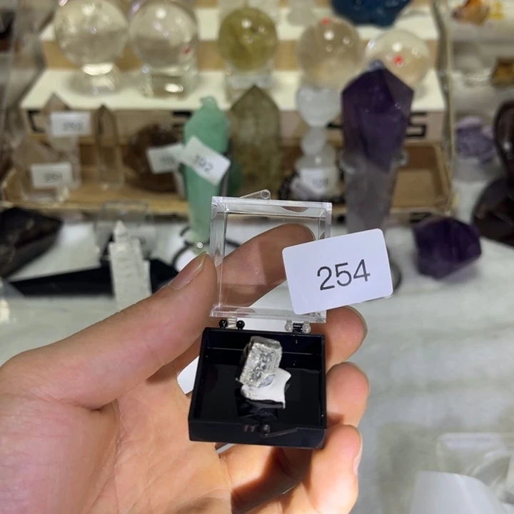 未镶嵌水晶大型摆件（非配饰）