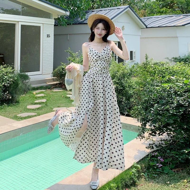 法式扭结波点吊带连衣裙女夏季2025新款气质度假裙海边沙滩裙子潮
