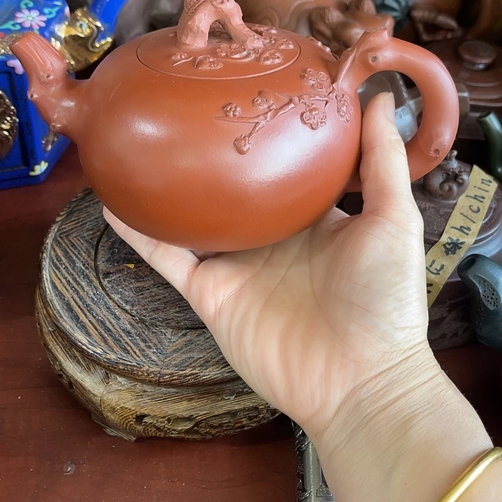 茶壶紫泥原矿泥料手工制作的一把紫砂壶。