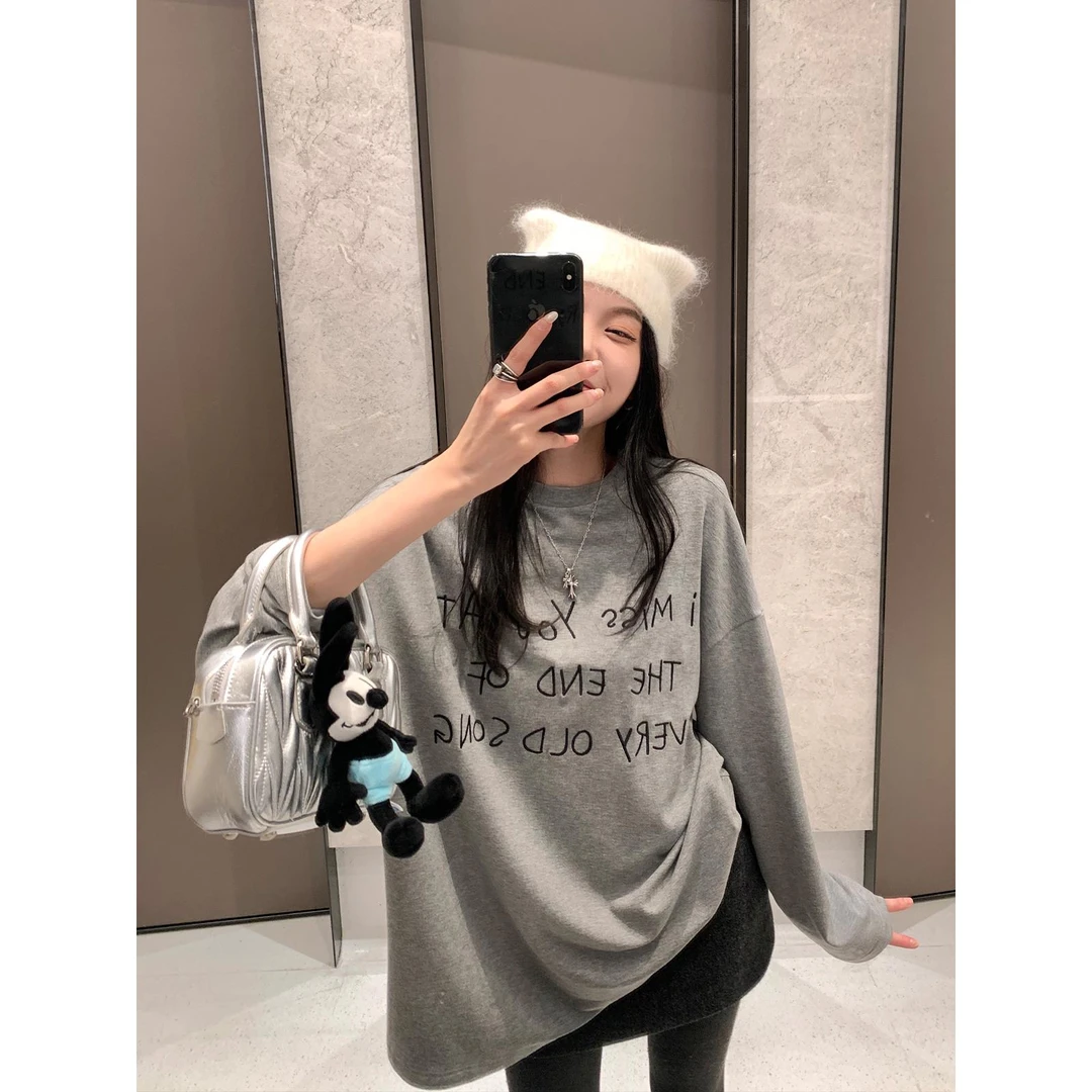 区区欧阳松弛暖暖T字母印花长袖T恤女冬季新款宽松内搭打底衫慵懒