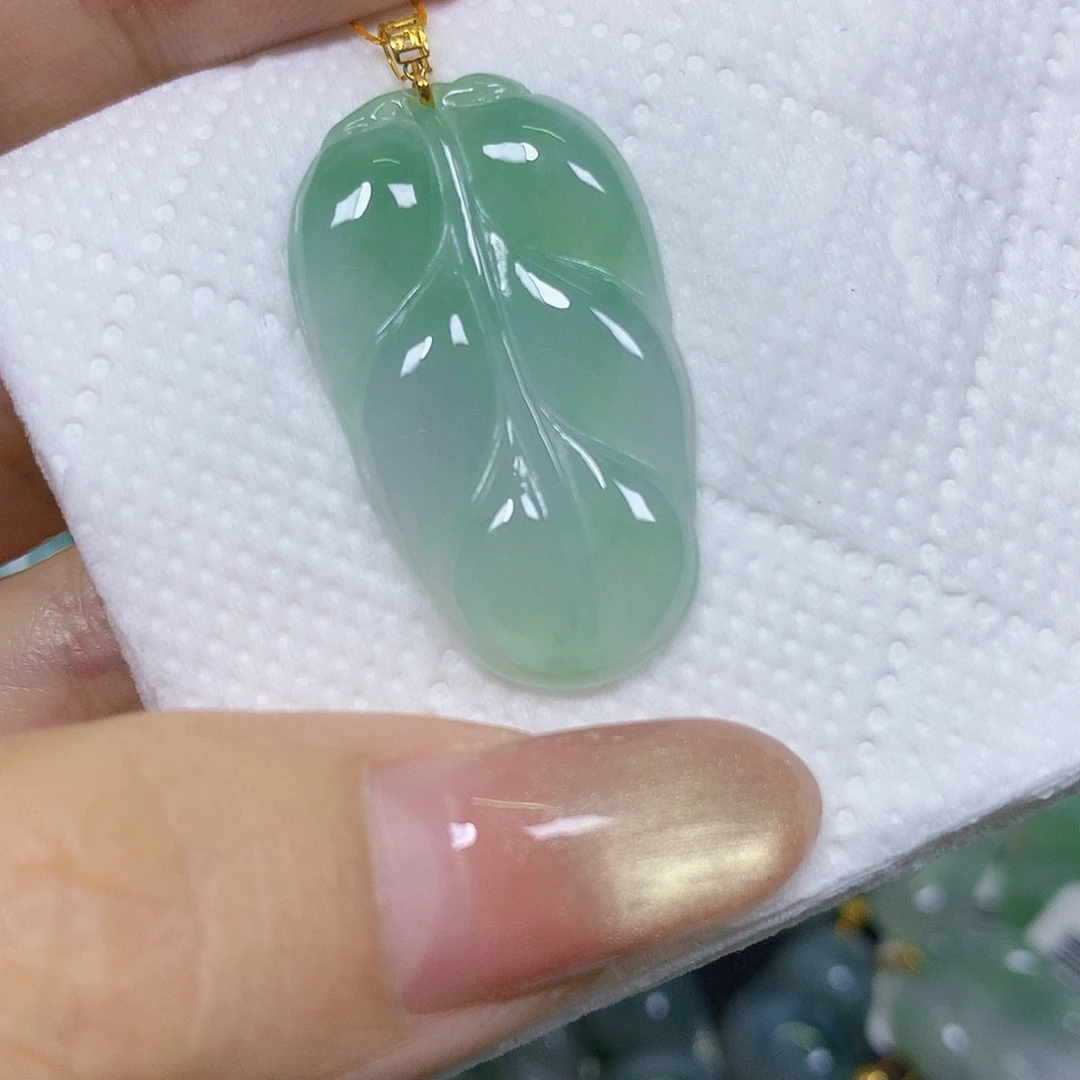 颈饰18K金镶嵌翡翠挂件