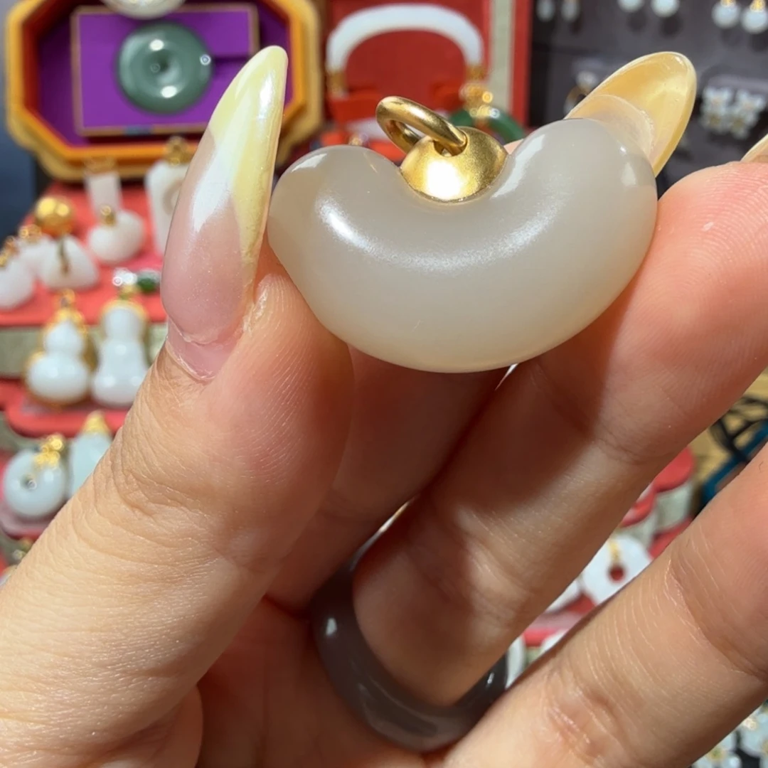 颈饰18K金镶嵌和田玉
