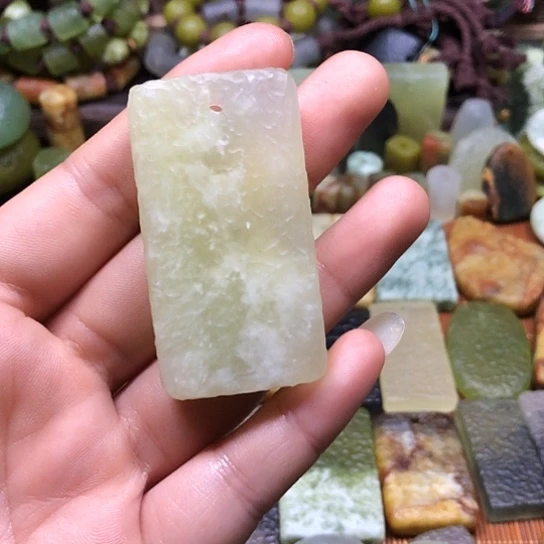 岫玉未镶嵌颈饰岫