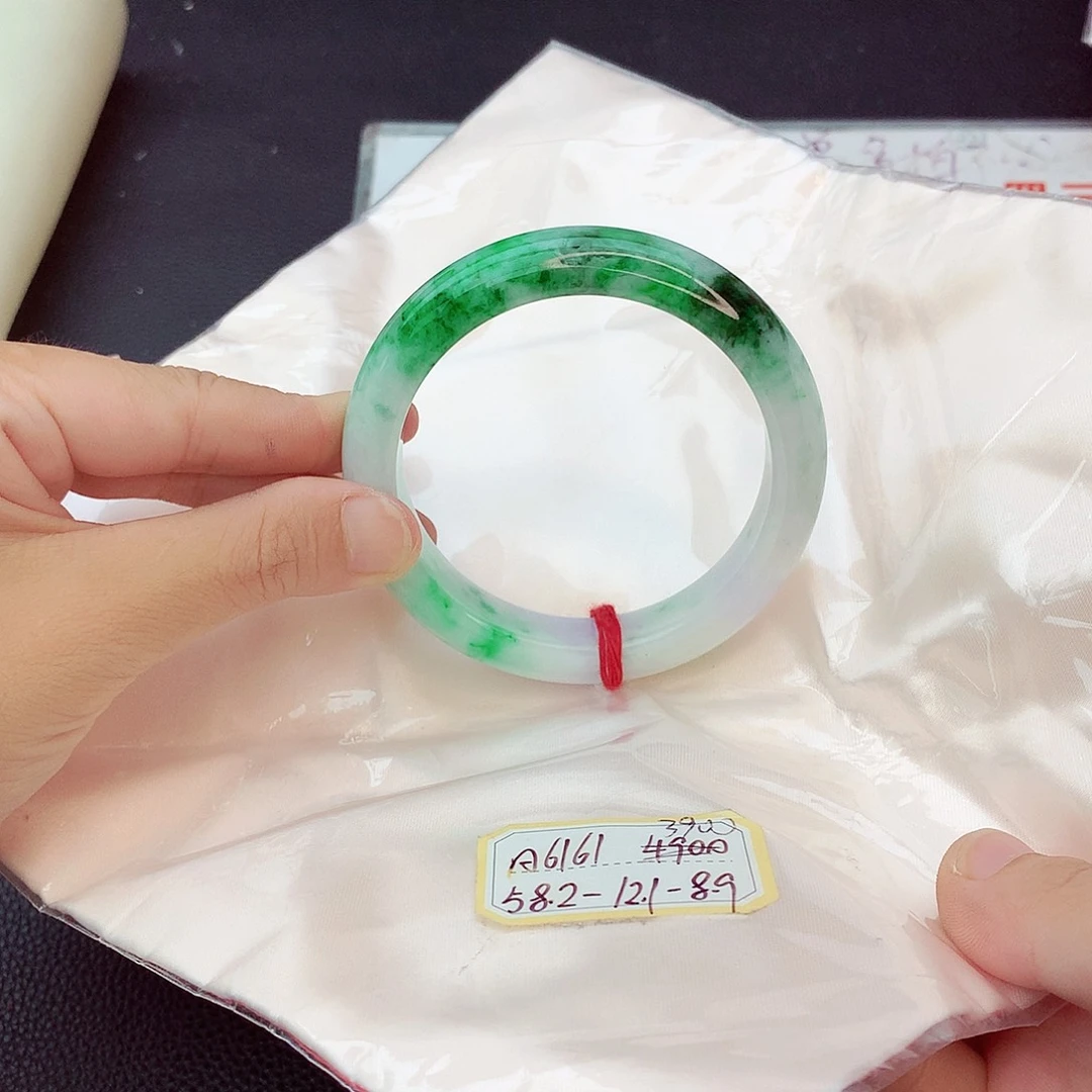 翡翠手镯未镶嵌翡翠