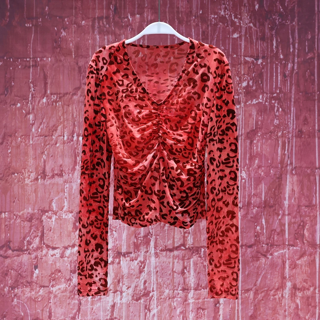 【韩哥女装】2025设计师新品西瓜红植绒豹纹V领高弹显瘦上衣6508A