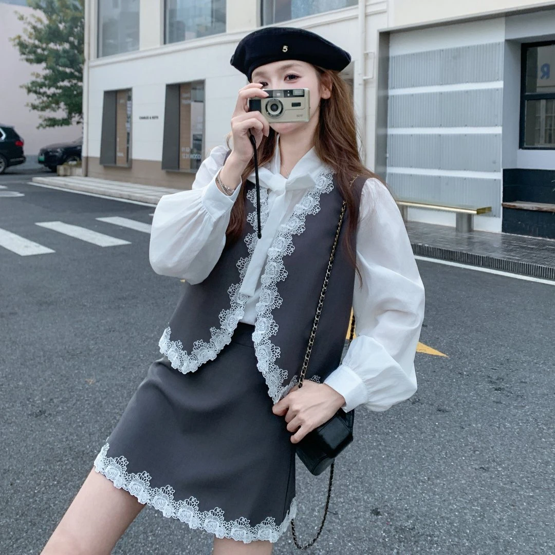 灰色法式蕾丝拼接小香风马甲套装女2025秋季小个子减龄短裙三件套