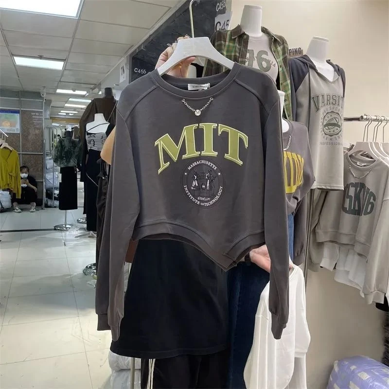 奥特莱斯~撤柜剪标秋季不规则设计字母印花减龄百搭显瘦短款卫衣