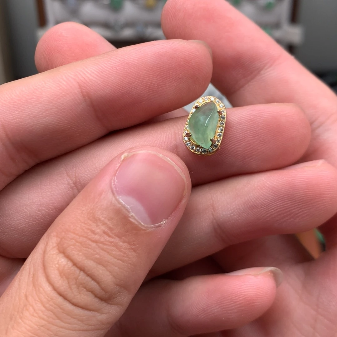 翡翠未镶嵌颈饰你是