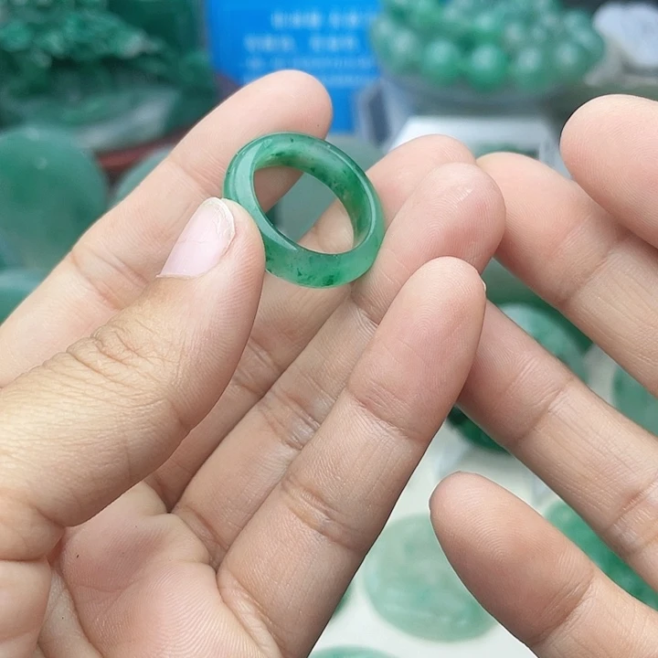 颈饰未镶嵌石英质玉