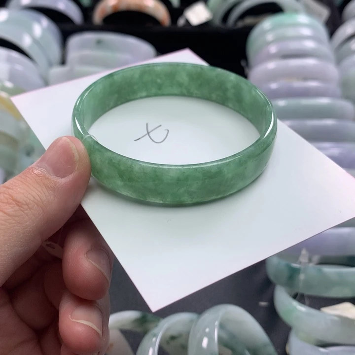 翡翠未镶嵌手镯公主