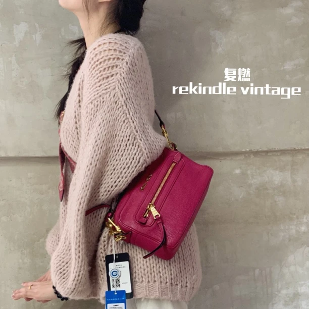 95新 MIU MIU/缪缪 复燃精选/miumiu 粉色横拉链开口笑相机包