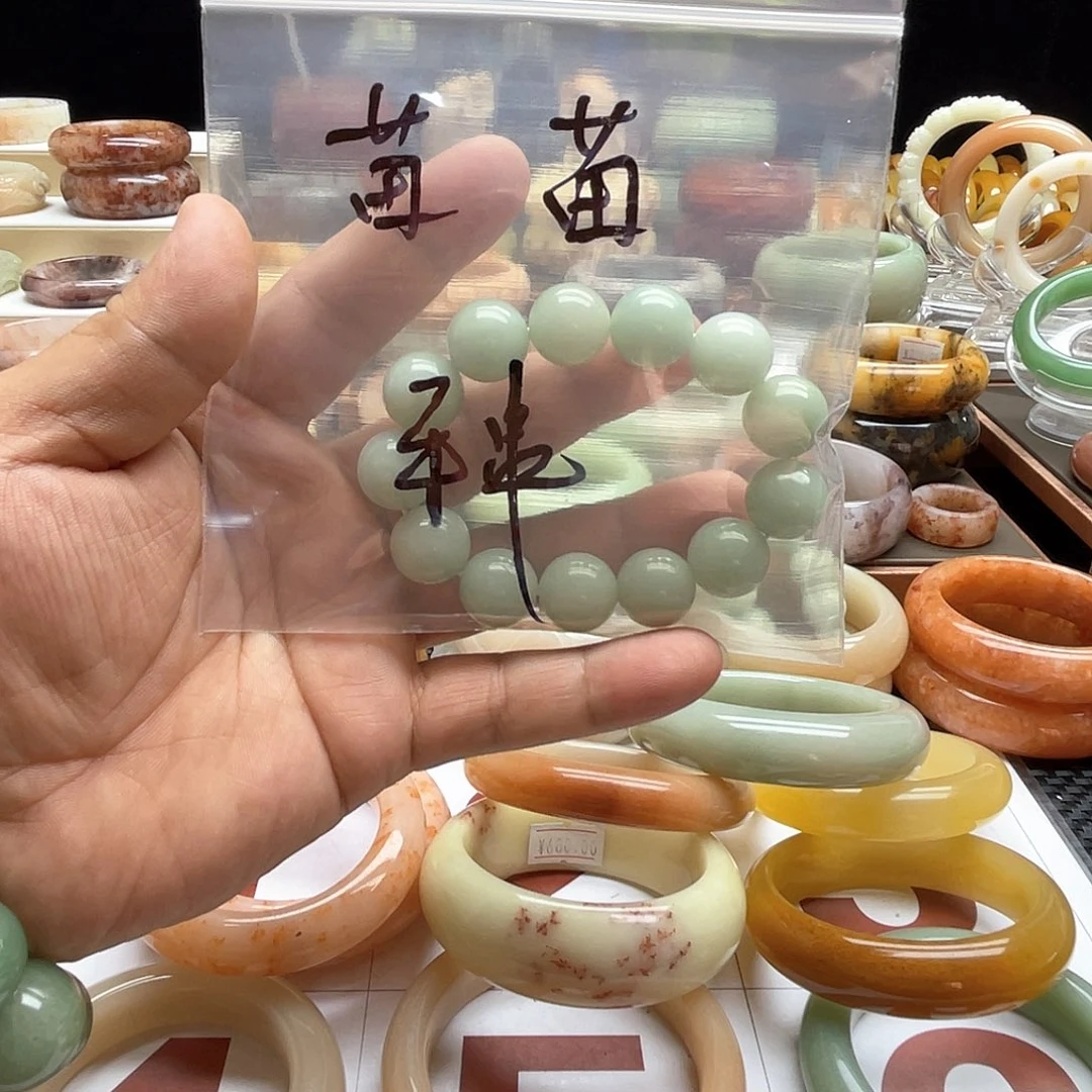 ****苗石英质玉（佘太翠）手镯未镶嵌