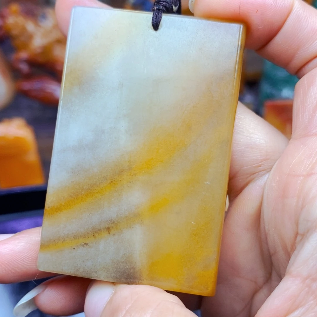 石英质玉（黄龙玉）未镶嵌颈饰