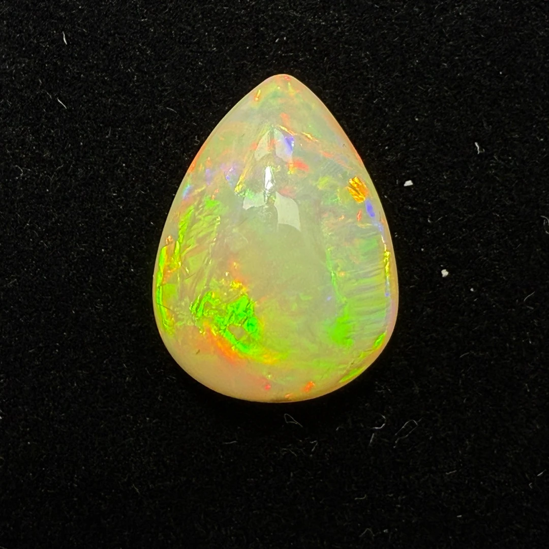 9.61ct天然彩欧泊裸石，尺寸18.5*13.8*8.8mm，颜色美艳，油画般色彩