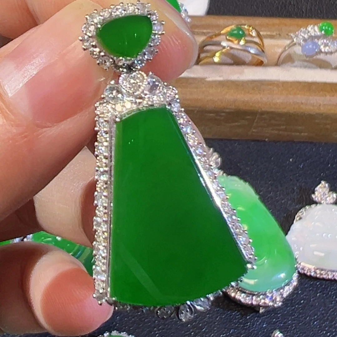 翡翠18K金镶嵌颈饰