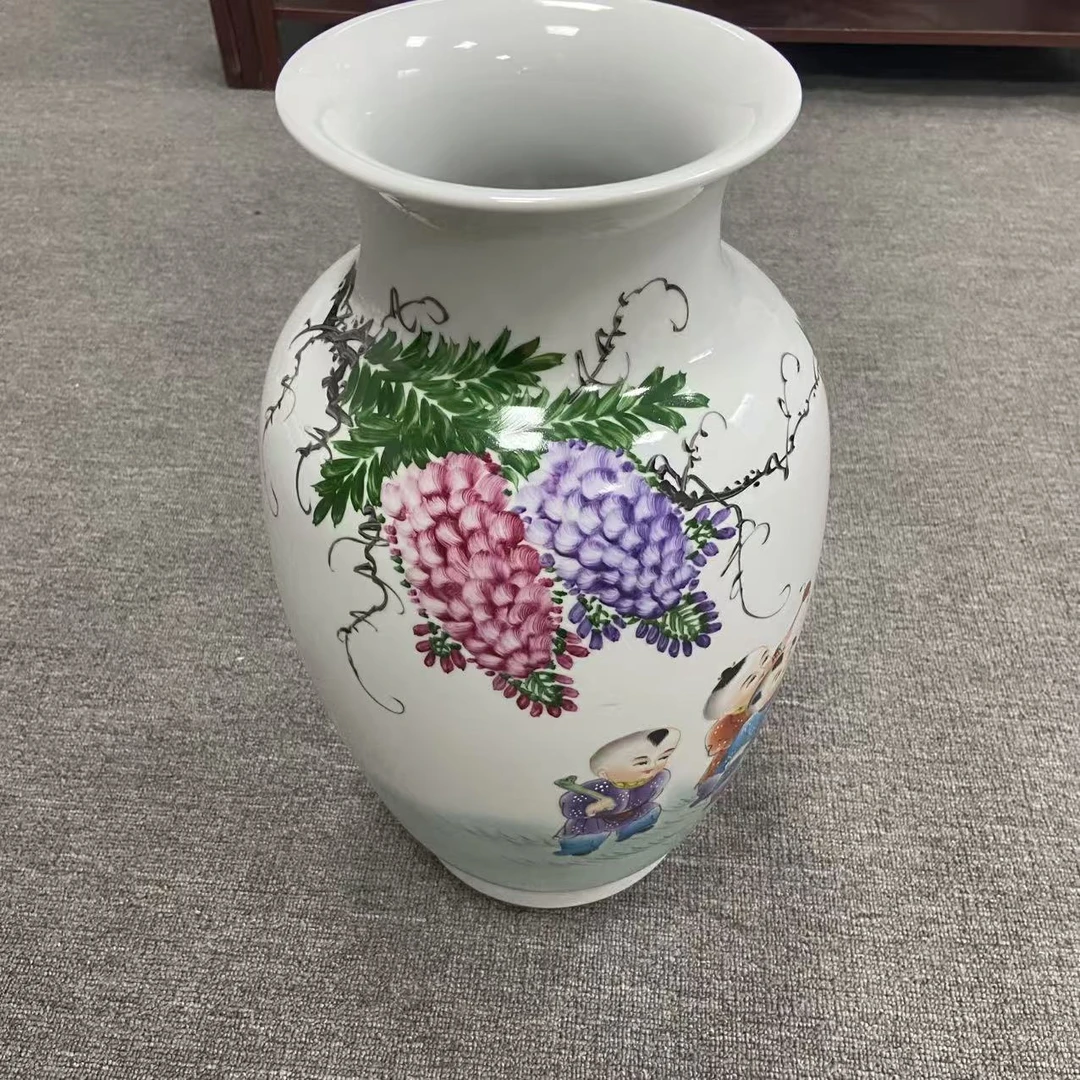 陶瓷粉彩人物冬瓜瓶
