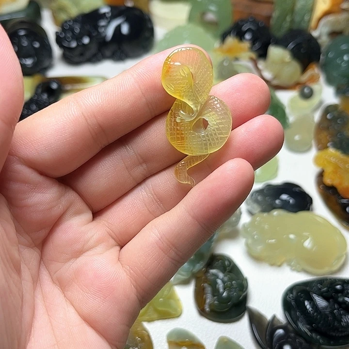 未镶嵌蛇纹石玉颈饰