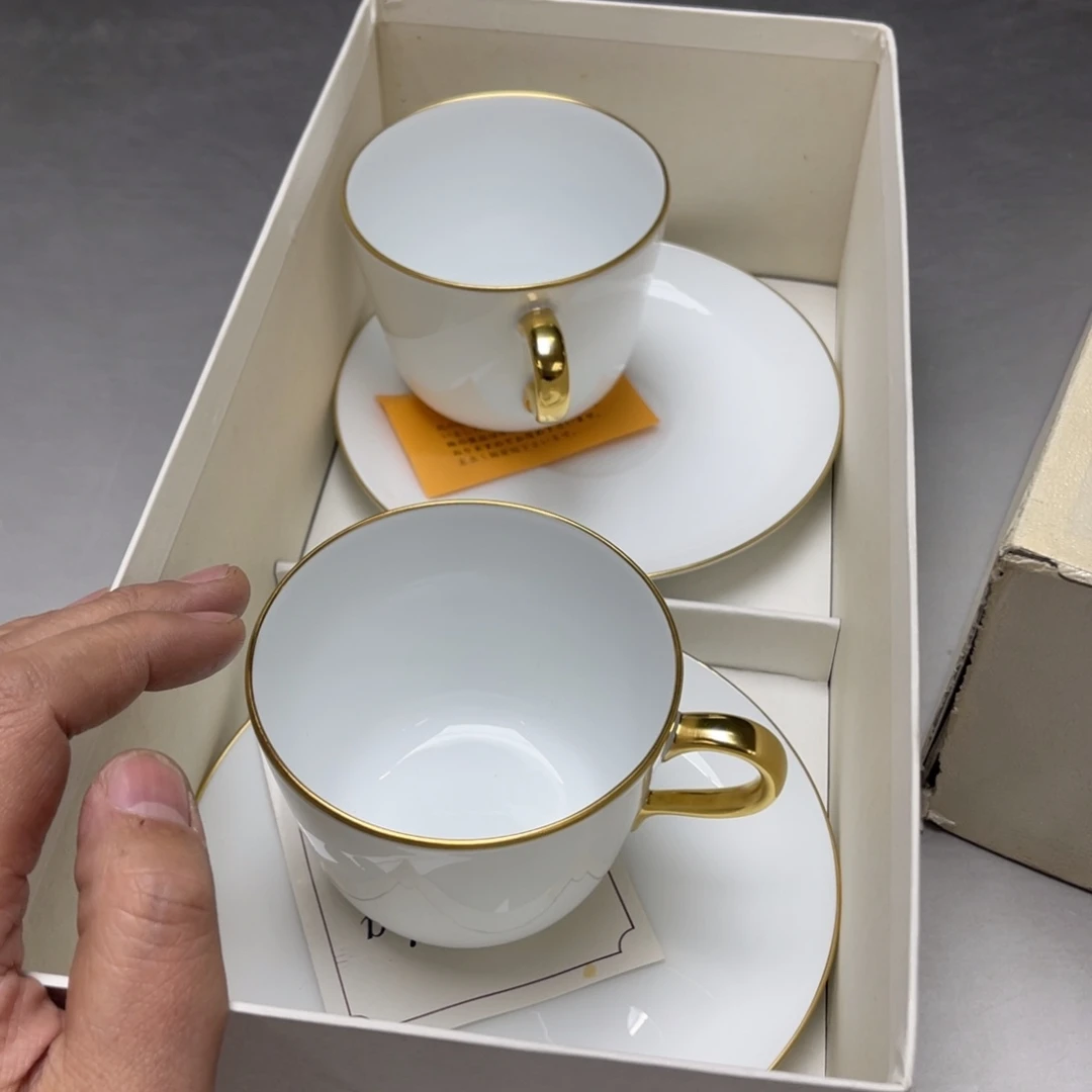 瓷片和**都密密麻麻地排列着一个