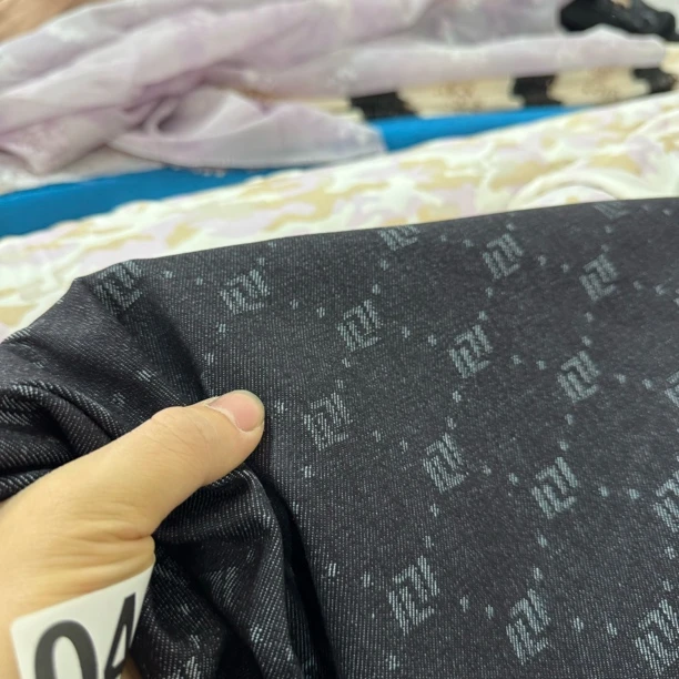 40  纯棉品牌提花牛仔面料3米价