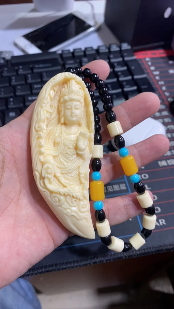 D 332 牙白观音手持