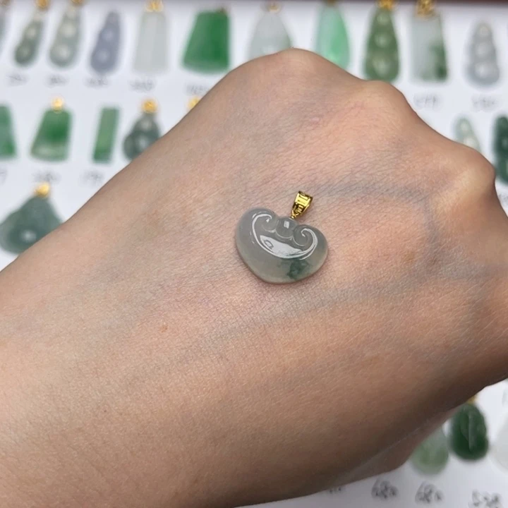 翡翠18K金镶嵌颈饰如意锁