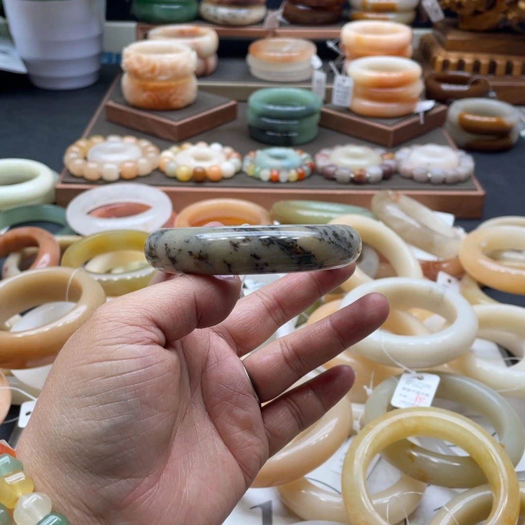 蓝***色石英岩玉未镶嵌手镯