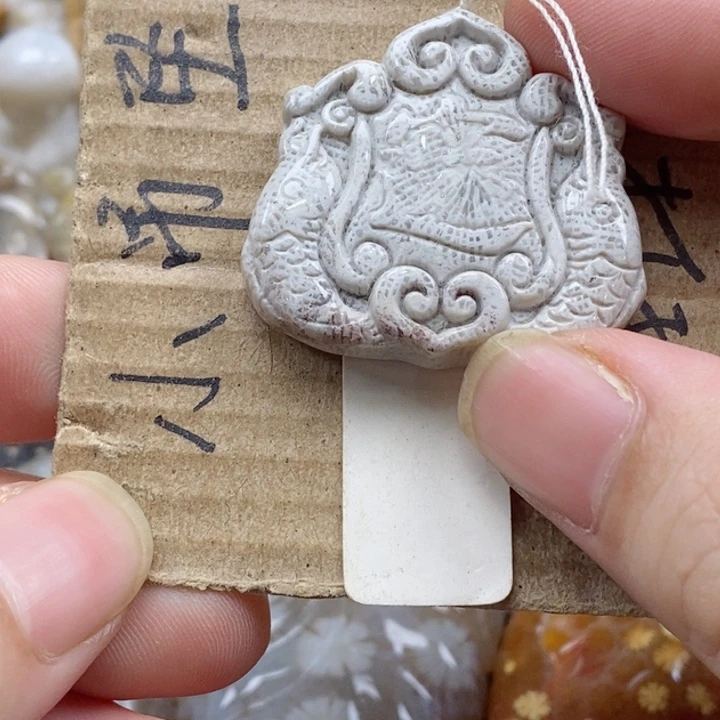 颈饰未镶嵌硅化珊瑚（珊瑚玉）?****