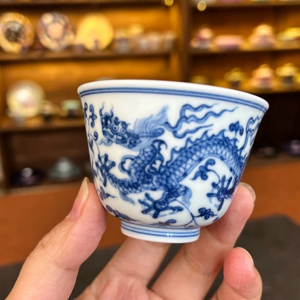仿明青花手绘穿花缠枝莲小花神杯 口径6.5cm高5.cm