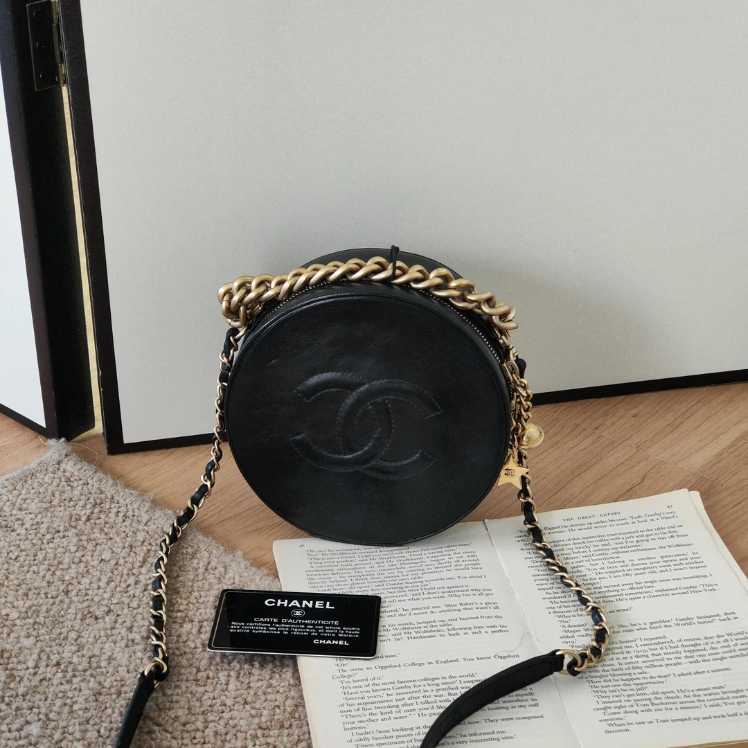 95新 Chanel/香奈儿 Azul-黑金油蜡牛皮星月挂坠圆饼斜挎包 42301