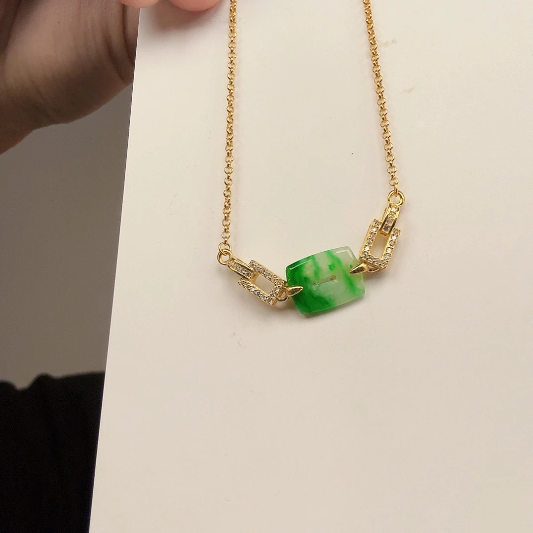 翡翠未镶嵌颈饰一件