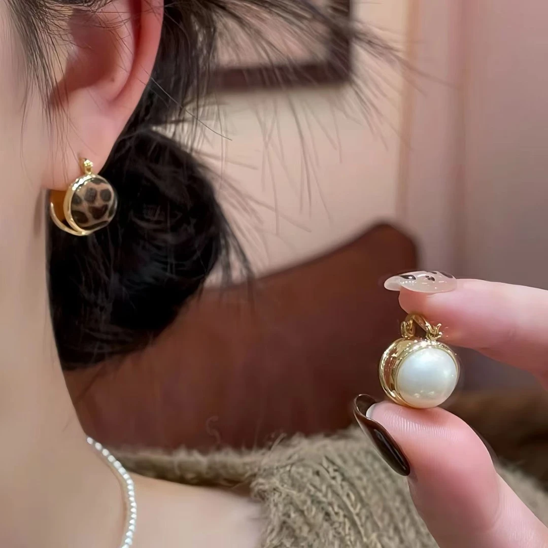 复古港风植绒豹纹珠珠双面耳环2026新款爆款高级感优雅气质耳扣