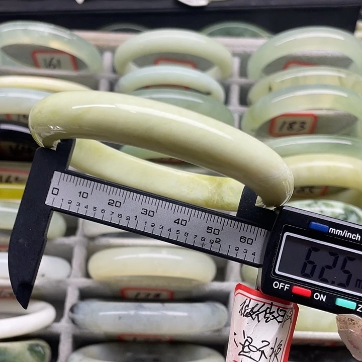 蛇纹石玉未镶嵌手镯190