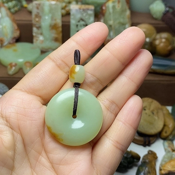 和***荷颈饰未镶嵌岫岩河磨玉（透闪石质玉）